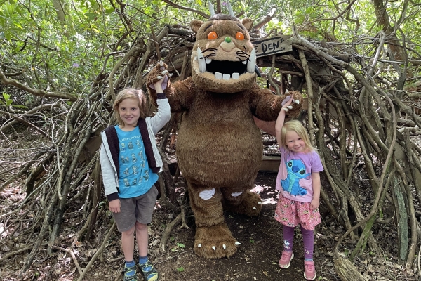 Gruffalo – with his friends in den