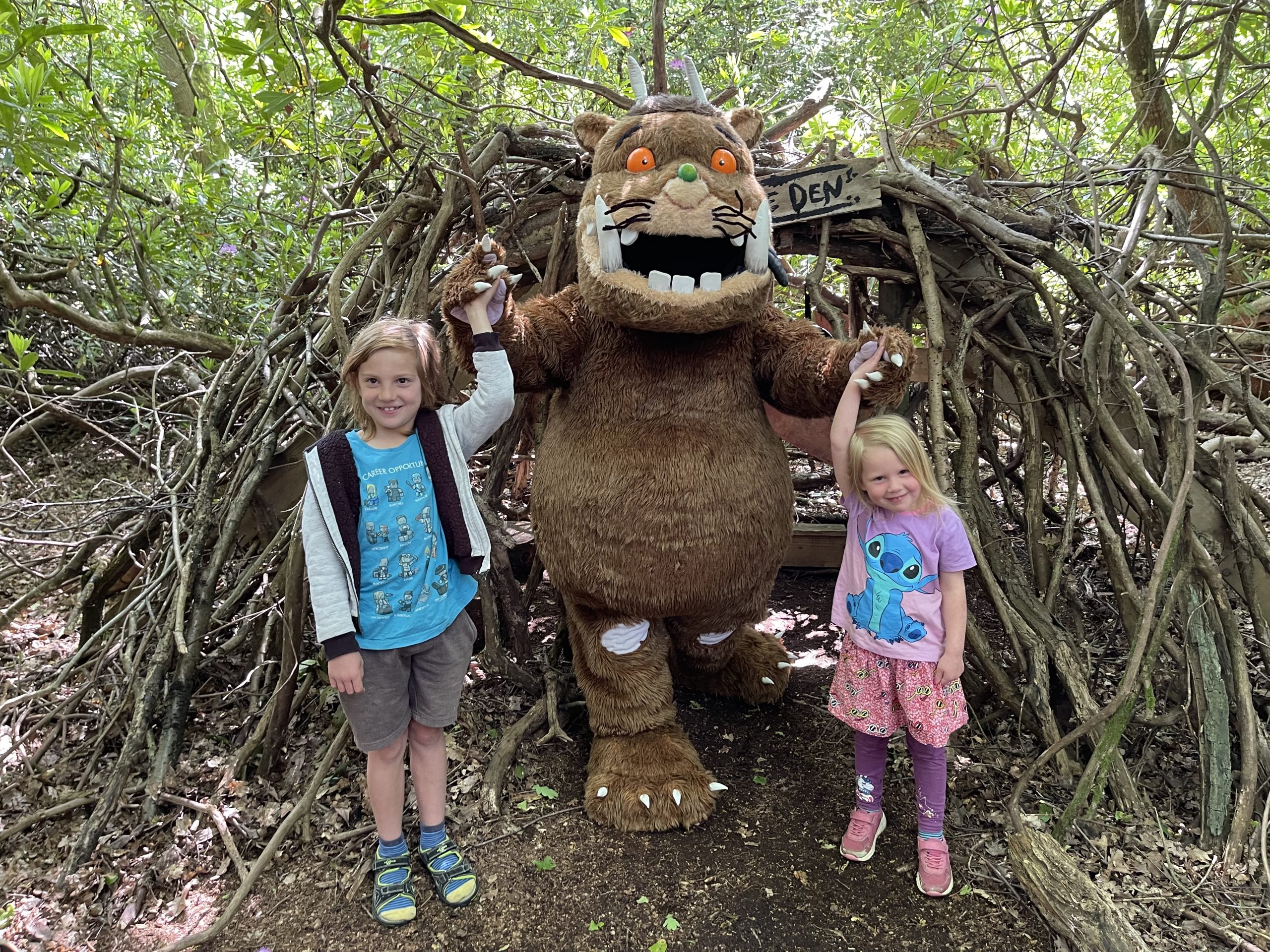 Gruffalo – with his friends in den